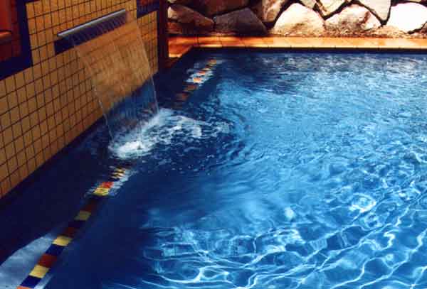 Swimming pool with water feature